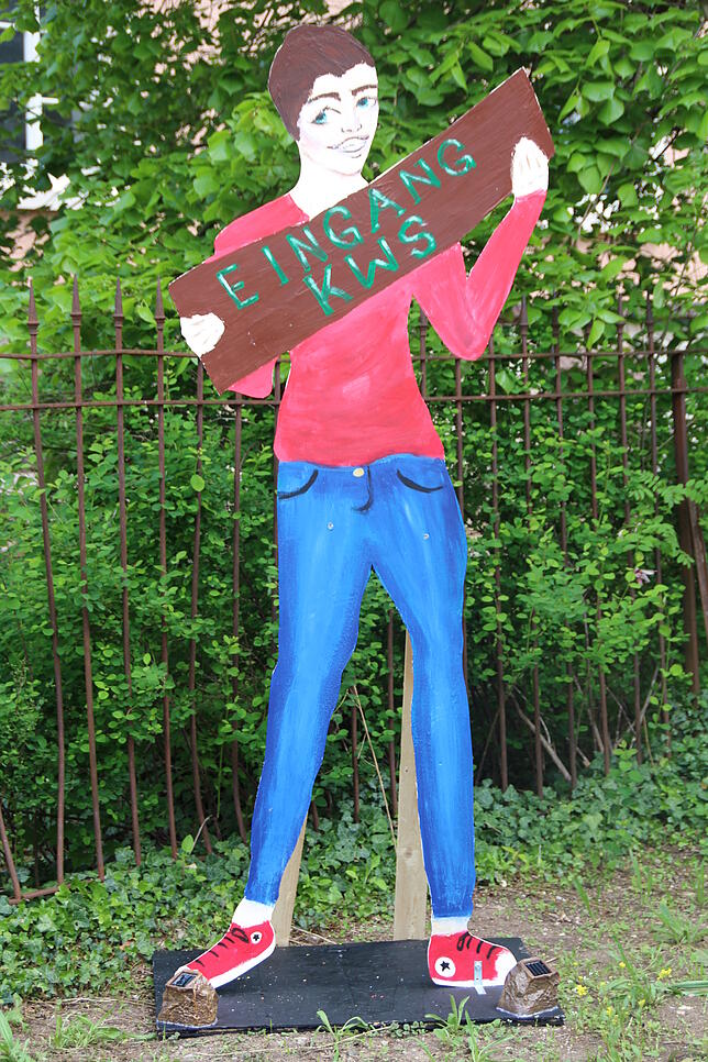 Steht jetzt vor der Karl-Wacker-Schule: Diese Holzfigur haben Donaueschinger Ministranten geschaffen.