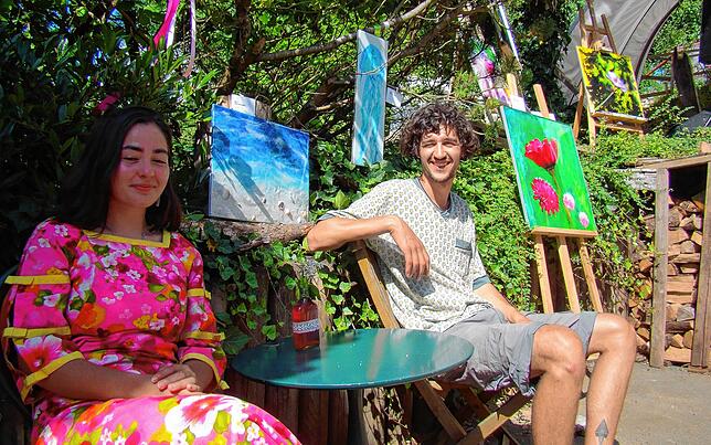 Maria Mabu und Samuel Bruder inmitten der Open-Air-Kunstpräsentation beim Gartenfest des „Gemeinschaftsateliers im Grünen“ ...
