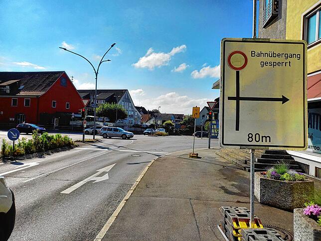 Geradeaus geht es nicht weiter: Am Stadtgraben, vor der Einmündung in die Ravensburger Straße, wird auf die Vollsperrung in der ...