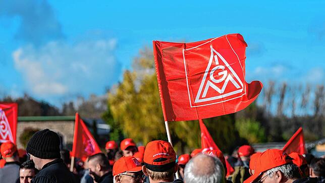 Teilnehmer einer Kundgebung der Gewerkschaft IG Metall in Pfullendorf am Mittwoch. Auch in Singen und Gottmadingen wurde gestreikt.