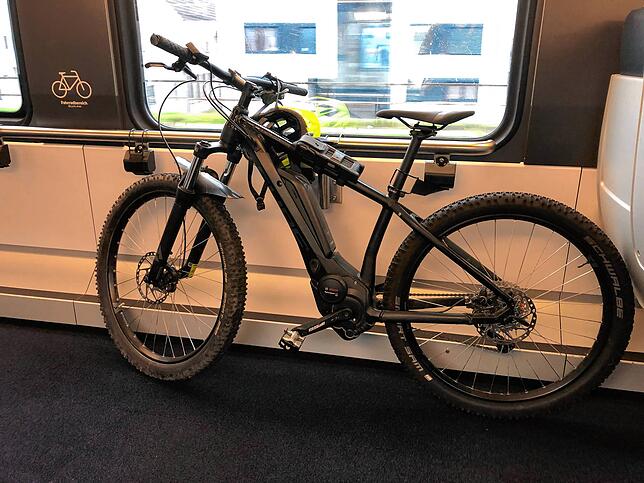 Nur eine hat bei der Premierenfahrt das Rad dabei. Platz ist für insgesamt acht Fahrräder.