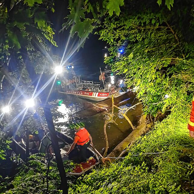 Auf Höhe Luttingen holte die Feuerwehr Laufenburg das gekenterte Boot wieder aus dem Wasser und übergab es der Schweizer Polizei für ...
