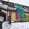 Nicht nur die Dächer der &bdquo;Caserne&ldquo; im Fallenbrunnen sind marode &ndash; so marode, dass seit Monaten Fangschutzzäune an ...