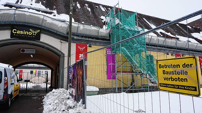 Nicht nur die Dächer der &bdquo;Caserne&ldquo; im Fallenbrunnen sind marode &ndash; so marode, dass seit Monaten Fangschutzzäune an ...