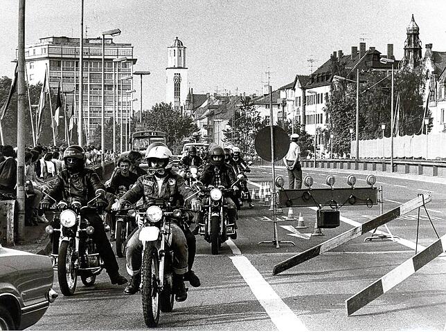 Seenachtsfest 1980: Motorradfahrer auf Rheinbrücke. In diesem Jahr kam es zu Ausschreitungen, so dass von 1981 bis 1986 kein ...