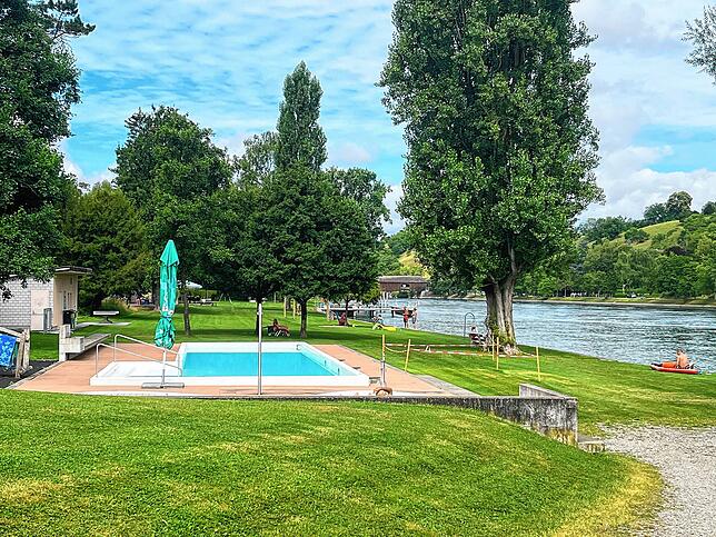 In der Rhy Badi Rodebrunnen kann man sich nicht nur in der Sonne flanieren. Neben dem Baden im Rhein gibt es die Möglichkeit, sich in ...