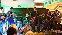 Auf der Bühne in Triberg (von links): Hans „B“ Bausch (Saxofon), Andreas Hehl (Trompete), Johannes Schmidt (Schlagzeug), Rolf „Royce“ ...