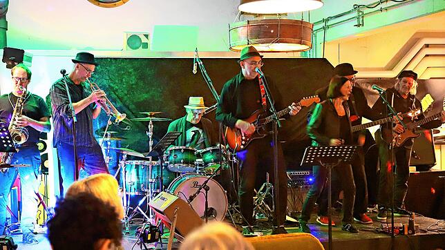 Auf der Bühne in Triberg (von links): Hans „B“ Bausch (Saxofon), Andreas Hehl (Trompete), Johannes Schmidt (Schlagzeug), Rolf „Royce“ ...