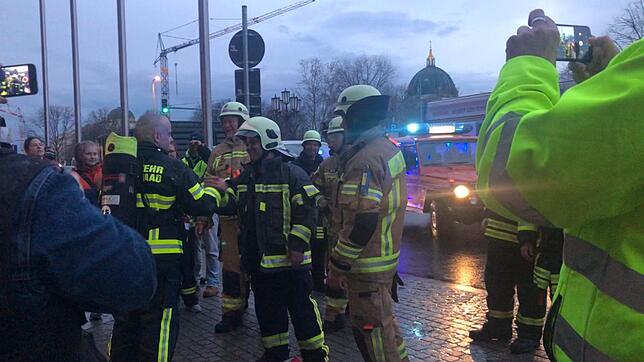 Nach der Ankunft am Roten Rathaus wird Kai Eichler von Kollegen begrüßt und beglückwünscht.