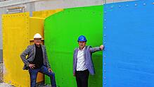 Projektsteuerer Arnold Wild (links) und Bädergesellschaft-Geschäftsführer Robert Grammelspacher beim Rundgang über die Baustelle des ...