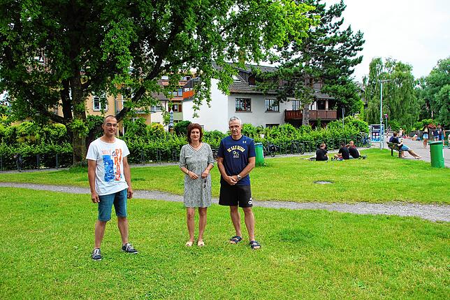 Thomas und seine Frau Deborah-Lisa Martin (rechts) stehen mit Matthias Martin am Samstagabend kurz vor dem Regen am Schänzle. „Wir ...