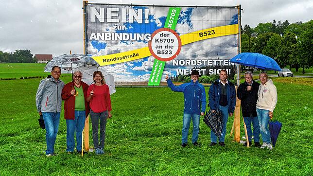 Protestplakat gegen die Anbindung von Nordstetten an die geplante Erweiterung der B523.Vlnr. Gerald Honold, Bernhard Schitta, Leana ...