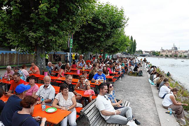 Bild 6: Das Seenachtfest 2023 startet durch! Immer mehr Besucher strömen auf das Festgelände
