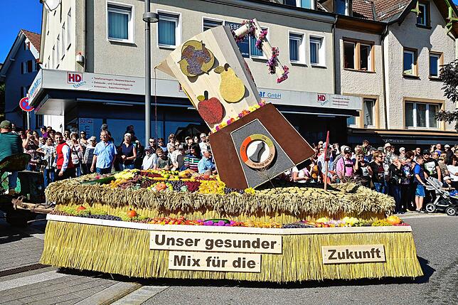 Die Landjugend Mundelfingen hat einen überdimensionalen Mixer gebaut, um darin den gesunden Mix für die Zukunft zu mixen.