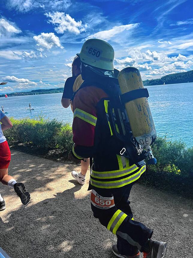 In voller Feuerwehr-Montour vier Kilometer laufen: eine Meisterleistung.