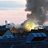 Die Flammen lodern. Die Feuerwehrleute löschen unter schwerem Atemschutz von Drehleitern mitten im giftigen Brandrauch am Donnerstag, ...