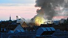 Die Flammen lodern. Die Feuerwehrleute löschen unter schwerem Atemschutz von Drehleitern mitten im giftigen Brandrauch am Donnerstag, ...
