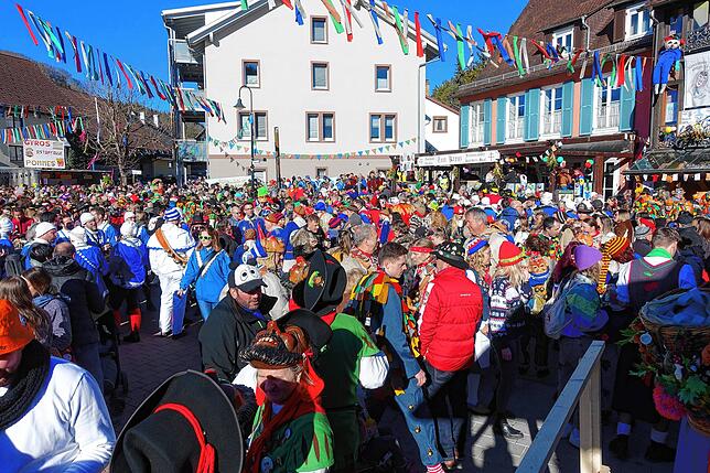 Bild 4: Tausende feiern beim Kleggau-Narrentreffen in Weizen: Die schönsten Bilder vom Festtrubel