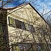 Seit Wochen steht ein Fenster des Heggbacher Hofs offen. Das historische Gebäude steht unter Denkmalschutz. Bild: Jörg Büsche