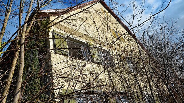 Seit Wochen steht ein Fenster des Heggbacher Hofs offen. Das historische Gebäude steht unter Denkmalschutz. Bild: Jörg Büsche