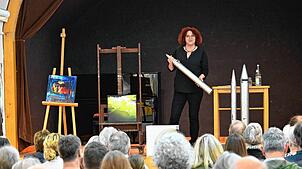 Die von der Kulturamtsleiterin Kerstin Simon präsentierte und mit Atemluft zum Klingen gebrachte alte Orgelpfeife steht nicht zur ...