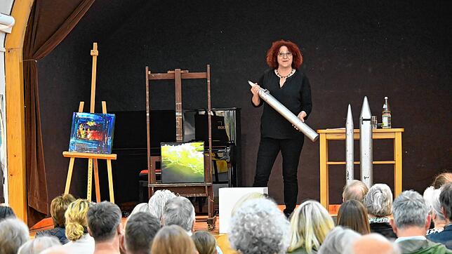 Die von der Kulturamtsleiterin Kerstin Simon präsentierte und mit Atemluft zum Klingen gebrachte alte Orgelpfeife steht nicht zur ...