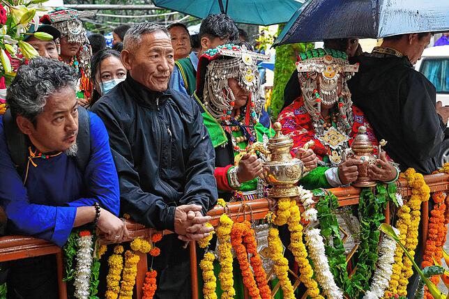 Gläubige in ihrer traditionellen Kleidung warten auf die Ankunft des geistlichen Oberhauptes der Tibeter, des Dalai Lama, um an einer ...