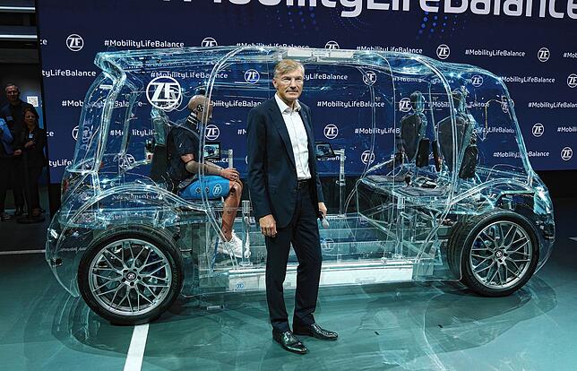 So sieht ZF die Zukunft: Autonom fahrendes Bus-Konzept auf der IAA 2019. Im Vordergrund der ZF-Chef.