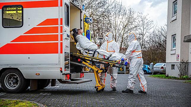 Für Mitarbeitende im Rettungsdienst oder Krankentransport besteht generell ein Risiko der Infektionsübertragung &ndash; bei Omikron erst ...