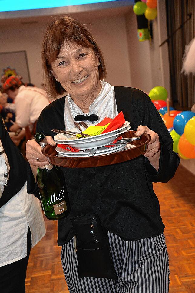 Bild 5: Rund 200 Frauen feiern im katholischen Pfarrsaal ausgelassen Fasnet