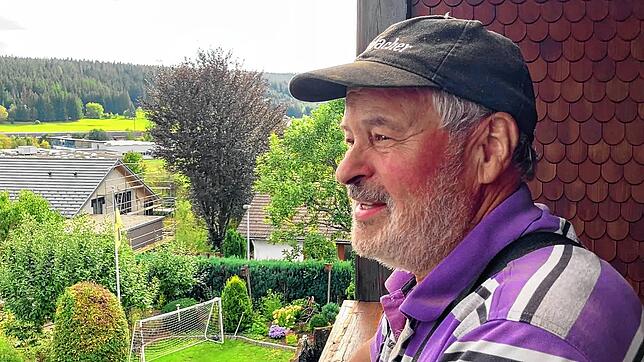 Willi Karl Fichter blickt vom Balkon aus in Richtung Bahnlinie bei St.Georgen-Peterzell.