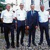 Bundesminister Thorsten Frei (Mitte) beim Schwyzertagempfang im Schlosshof mit (von links) Polizeioberkommissar Andreas Tanner vom ...