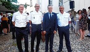 Bundesminister Thorsten Frei (Mitte) beim Schwyzertagempfang im Schlosshof mit (von links) Polizeioberkommissar Andreas Tanner vom ...