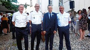 Bundesminister Thorsten Frei beim Schwyzertagempfang im Schlosshof mit (von links) Polizeioberkommissar Andreas Tanner vom Polizeirevier ...