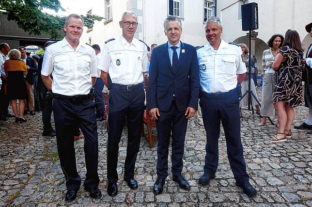 Bundesminister Thorsten Frei (Mitte) beim Schwyzertagempfang im Schlosshof mit (von links) Polizeioberkommissar Andreas Tanner vom ...