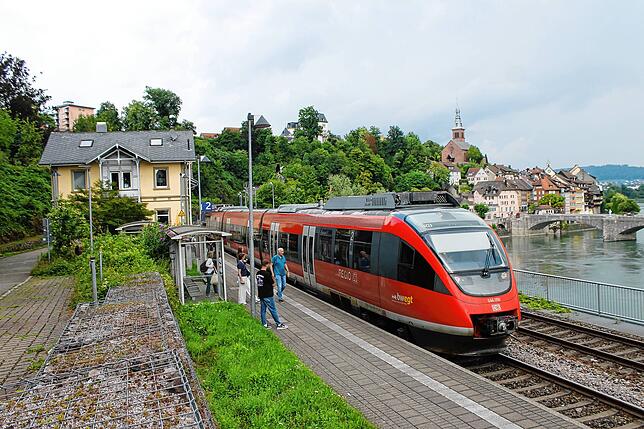 Die gleiche Aufnahme, etwa 40 Jahre später. In der heutigen Zeit hält ein Dieseltriebzug der Baureihe 644 am Laufenburger Westbahnhof.