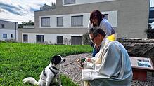 Der altkatholische Pfarrer Armin Strenzl segnet den vierjährigen Hund Niko aus Rumänien. Foto: Paula Kühn
