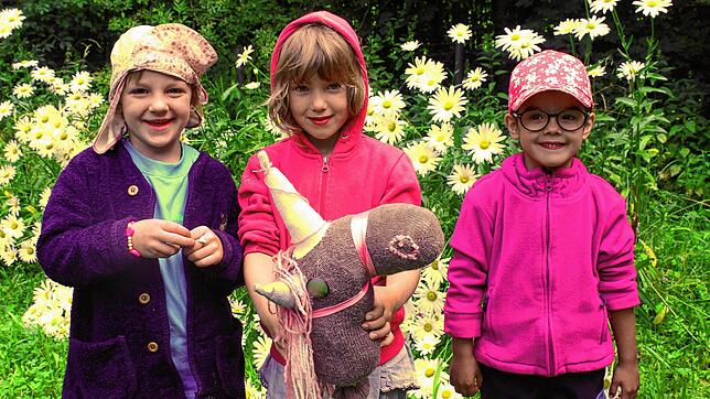 Matilda Walk, Laila Fuß und Melina Haak (von links) besuchen den Waldkindergarten von Meßkirch. Sie lieben es jeden Tag mit den anderen ...