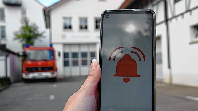 In Zukunft soll die Feuerwehr Bodman-Ludwigshafen zusätzlich auch über das Handy alarmiert werden, wie hier symbolisch vor dem ...