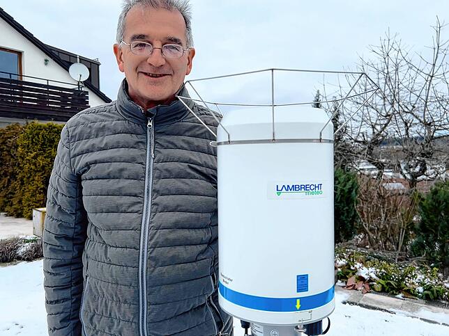 Das Niederschlagsmessgerät in Wolfgang Eichs Garten erfasst die Regenmengen und meldet die Daten automatisch an den Deutschen Wetterdienst.