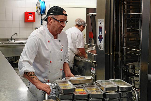 In der Küche des Spitalfonds in Markdorf wird das Essen auf Rädern der Sozialstation zubereitet. Hier holt Hermann Ziegler das Essen ...