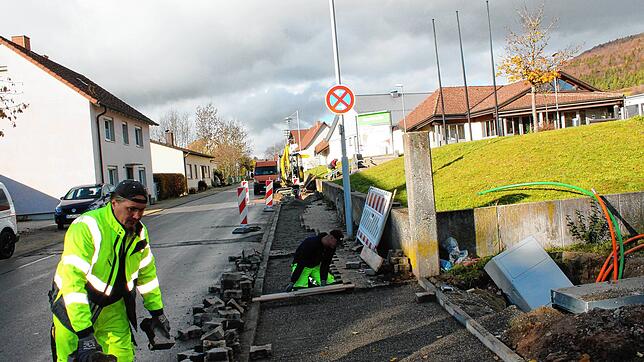 In der Blumberger Kernstadt ist der Glasfaserausbau abgeschlossen. Auf unserem Archivbild verlegen Arbeiter im Auftrag der Firma ...