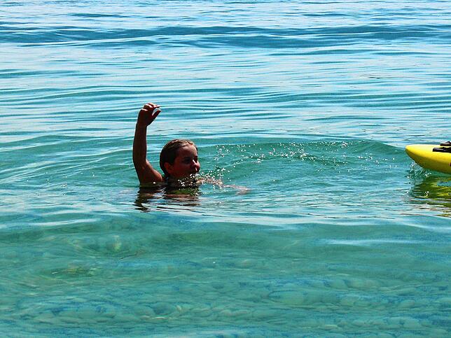 Bild 1: Wer nicht sicher schwimmt, gerät auf dem See schnell in Gefahr. Wer und was kann helfen?