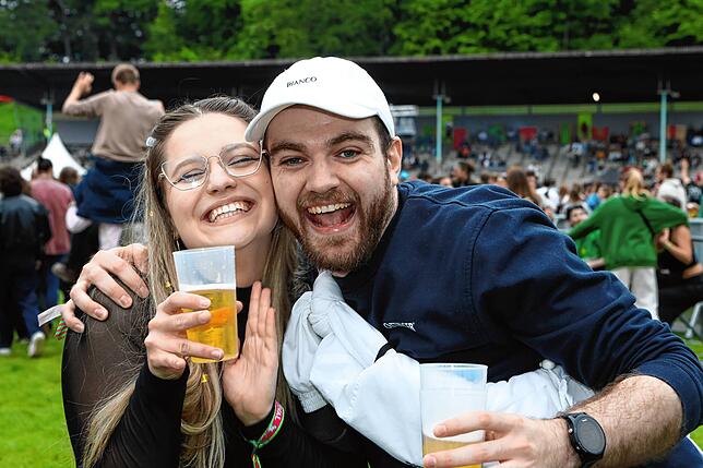 Bild 34: Strahlende Festival-Fans! Am ersten Nachmittag steigt die Stimmung