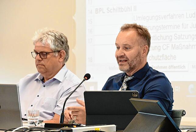 Matthias Weckbach (rechts) in seiner letzten Ratssitzung als Bürgermeister von Bodman-Ludwigshafen. Links sitzt Stefan Burger, Leiter ...