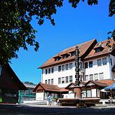 Keine 40 Jahre alt und soll bereits wieder für eine neue Bebauung verschwinden: Das Geschäftsgebäude der Stadtwerke Radolfzell ist auf ...