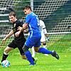Mit vollem Tempo versucht Stefan Schwarzwälder (links) vom FC Brigachtal am Überauchener Patrik Maurer vorbeizuziehen. Bild: Sigwart