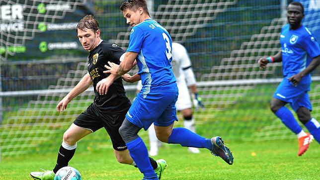 Mit vollem Tempo versucht Stefan Schwarzwälder (links) vom FC Brigachtal am Überauchener Patrik Maurer vorbeizuziehen. Bild: Sigwart
