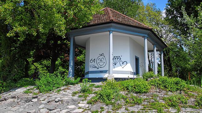Urkundenhäuschen beschmiert: Von der Seeseite springt die krakelige Schmiererei mit einer Fratze, einem Diamanten und einem Herzen ins Auge.
