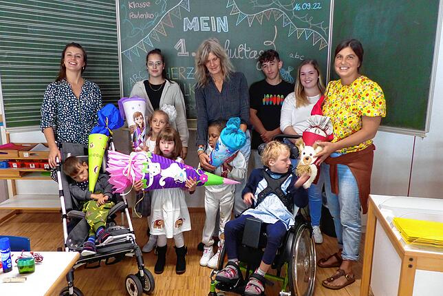 Fünf Jungen und Mädchen wurden in die erste Klasse der Wutachschule in Tiengen eingeschult. Im Bild von links die Lehrerin Stefanie ...
